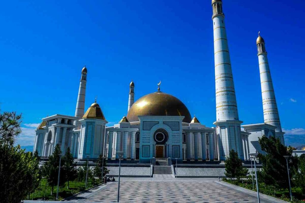 Ashgabat's extreme wealth and poverty