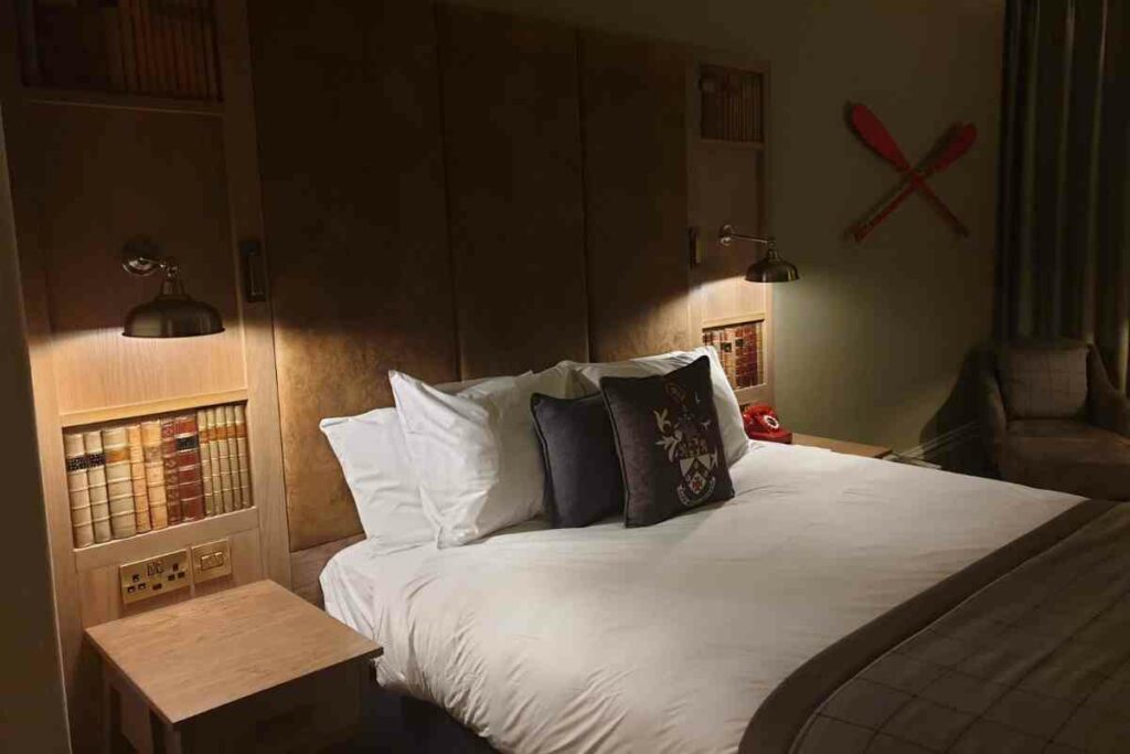 Durham city hotel Indigo bed