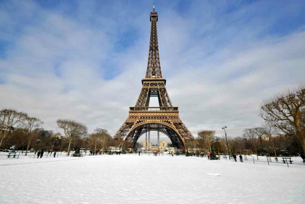 Paris in winter snowing