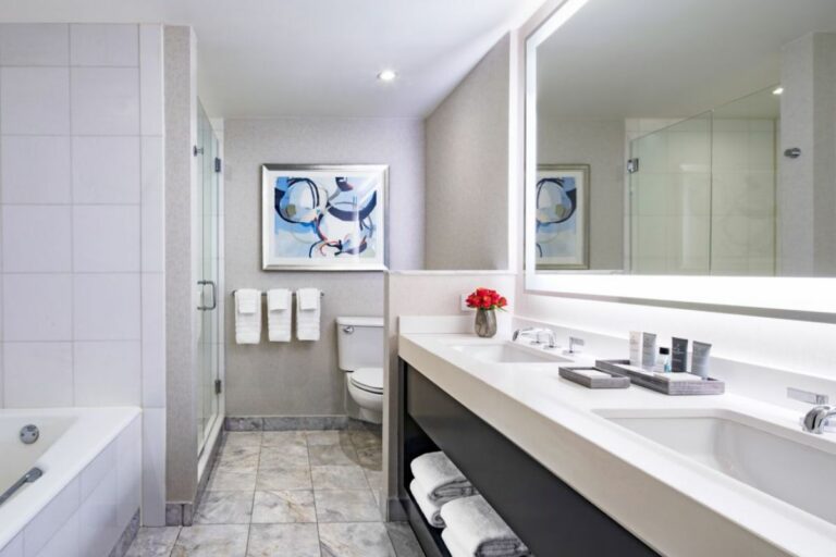 10 Best Hotels With Bathtubs In New York (August 2024)