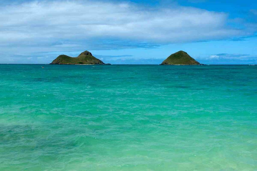 Mokulua Islands beach in Oahu for snorkeling