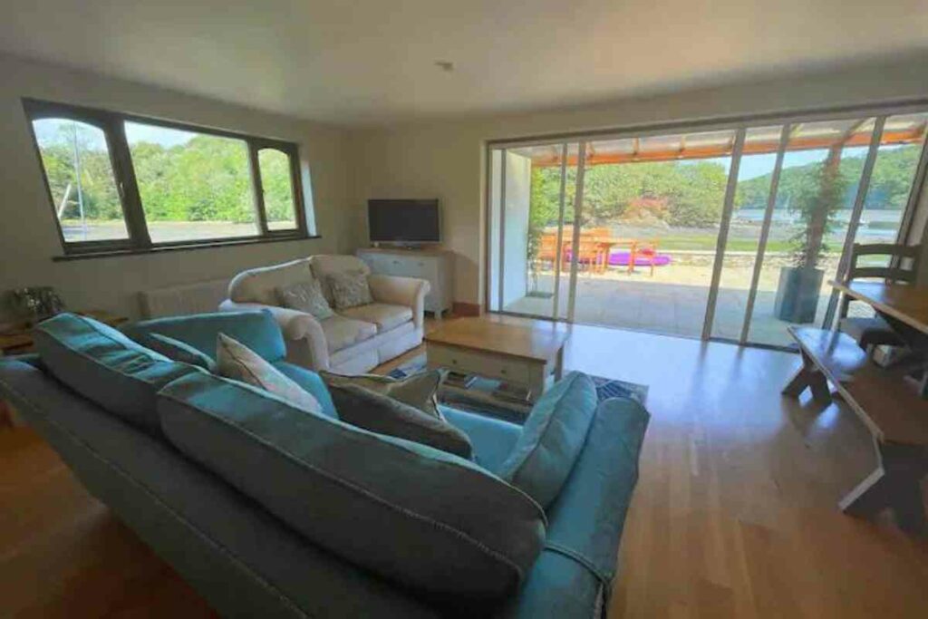Luxury Waterside Property, Malpas livingroom
