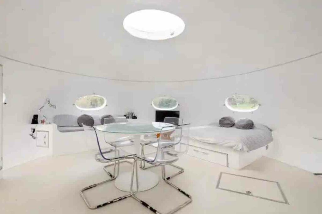 UFO Flying Saucer, Redberth livingroom