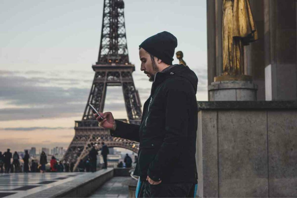 clothes to avoid wearing in Paris for men