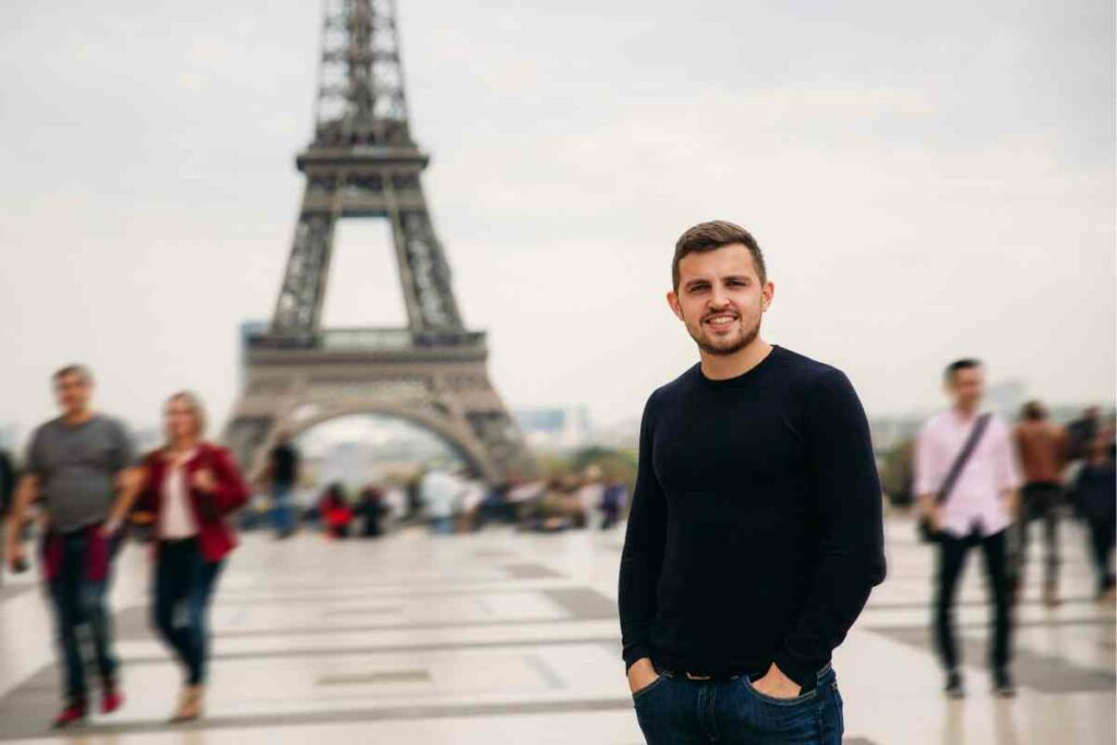 What should men tourists wear in Paris