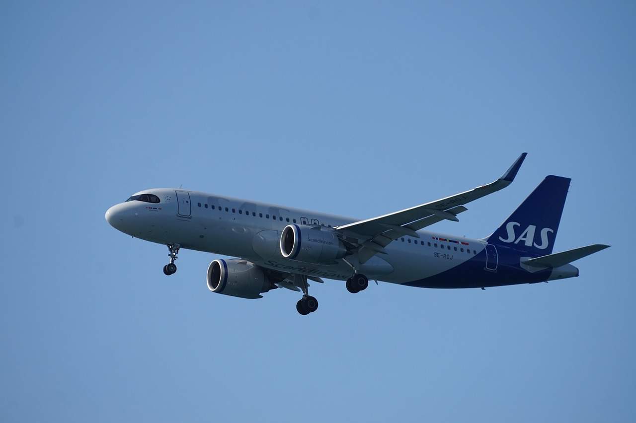 Do SAS Scandinavian Airlines Provide Headphones? Find Out Here