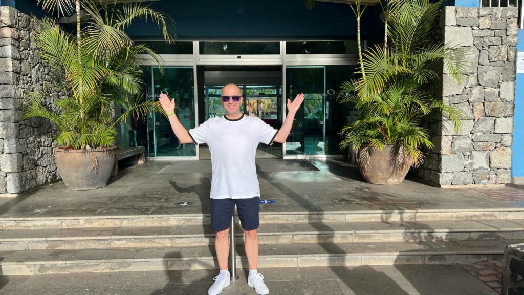 picture of carl broadbent outside a resort he reviewed