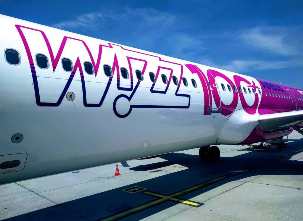 A closer look of the Wizzair aircraft