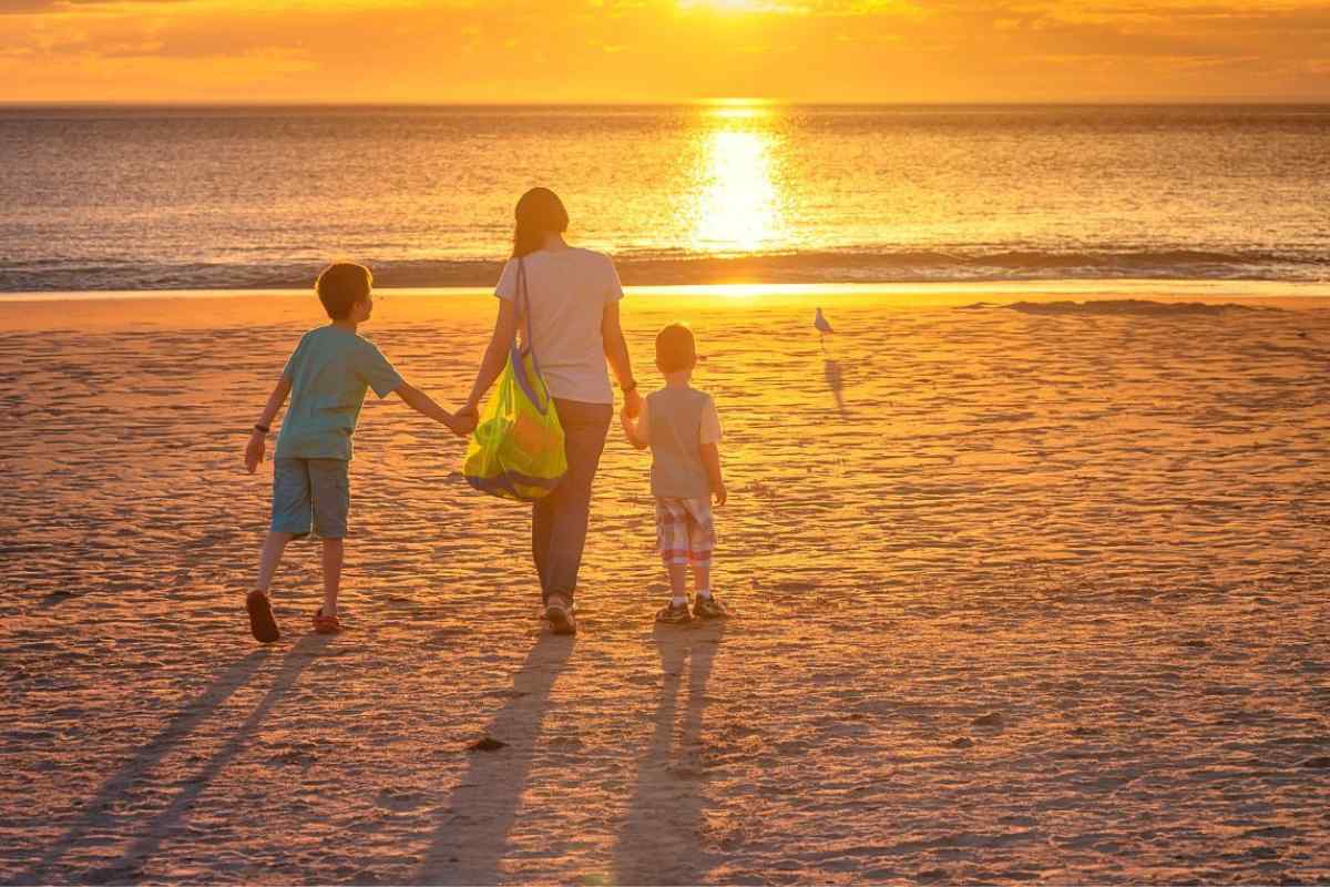 Best Beach Bags For Moms (My Top 7 Picks & Buying Guide)